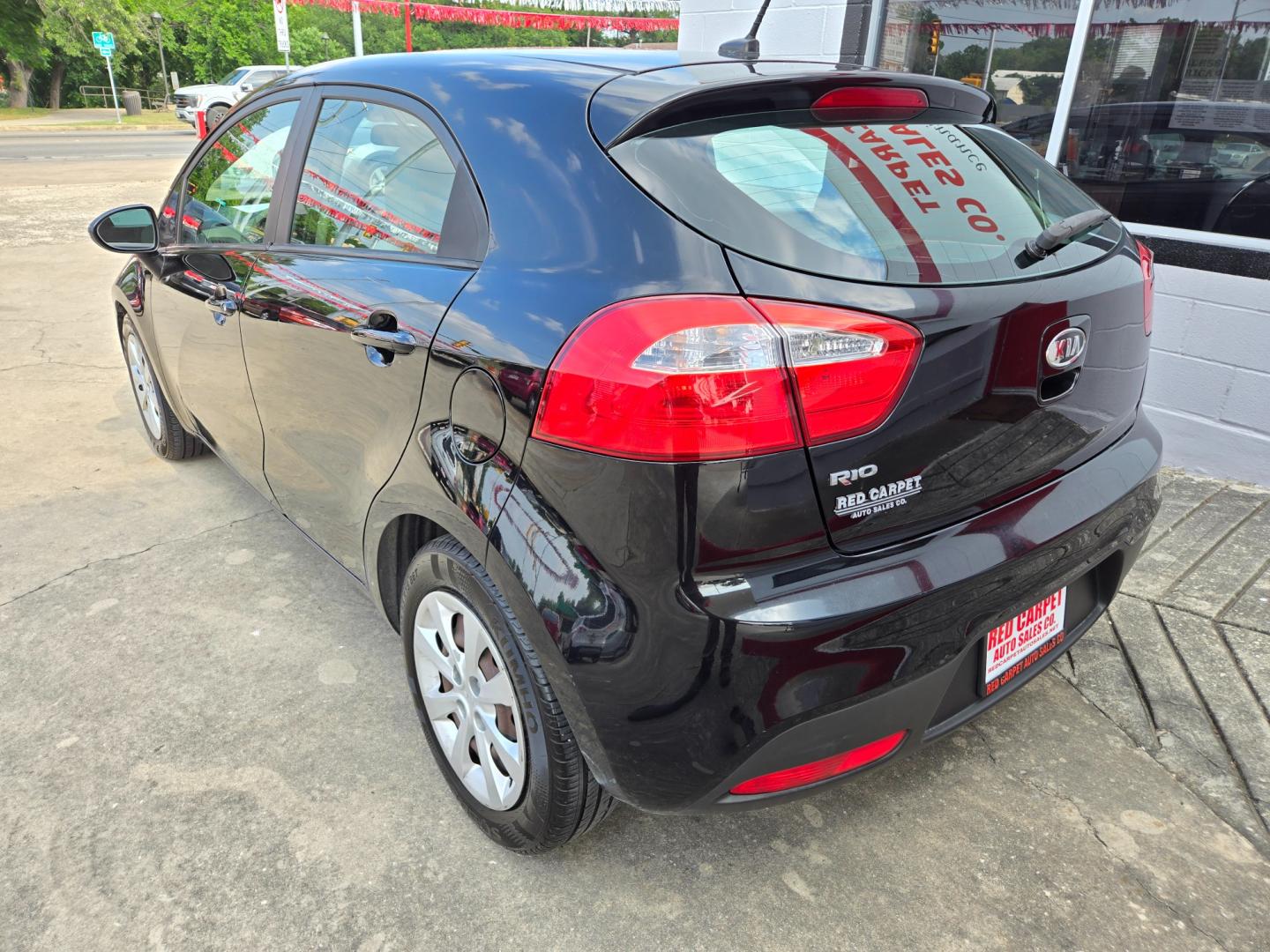 2012 Black Kia Rio (KNADM5A30C6) with an 1.6L I4 F DOHC 16V engine, Automatic transmission, located at 503 West Court, Seguin, TX, 78155, (830) 379-3373, 29.568621, -97.969803 - Photo#3